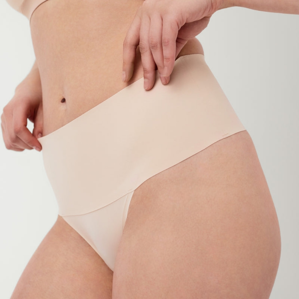 NWT SPANX Womens Everyday Shaping Panties Thong Size M Nude Seamless Shapewear